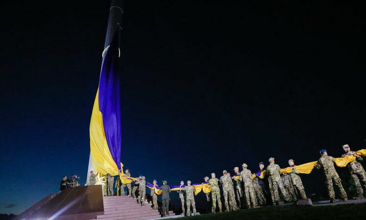 В Киеве приспустили главный государственный флаг Украины